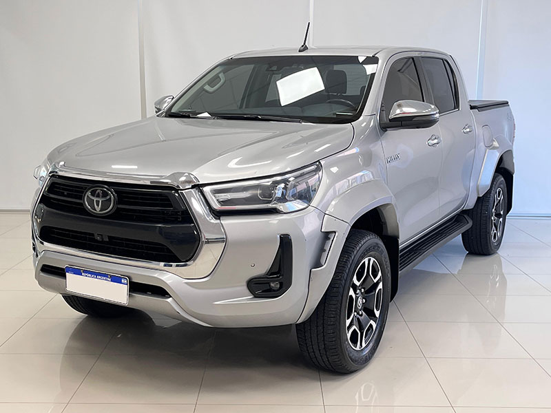 HILUX 4X4 D/C SRX 2.8 TDI 6 AT AÑO: 2024 KM: 108.106 COLOR: GRIS PERLA